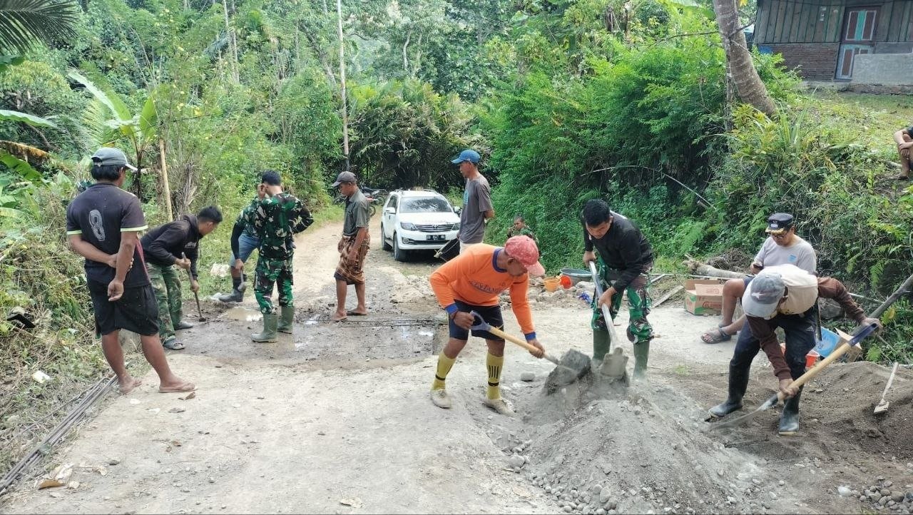 Serma Abidin Pimpin Perbaikan Dekker Titik 5, Satgas TMMD ke-129 Tingkatkan Konektivitas Antarwilayah