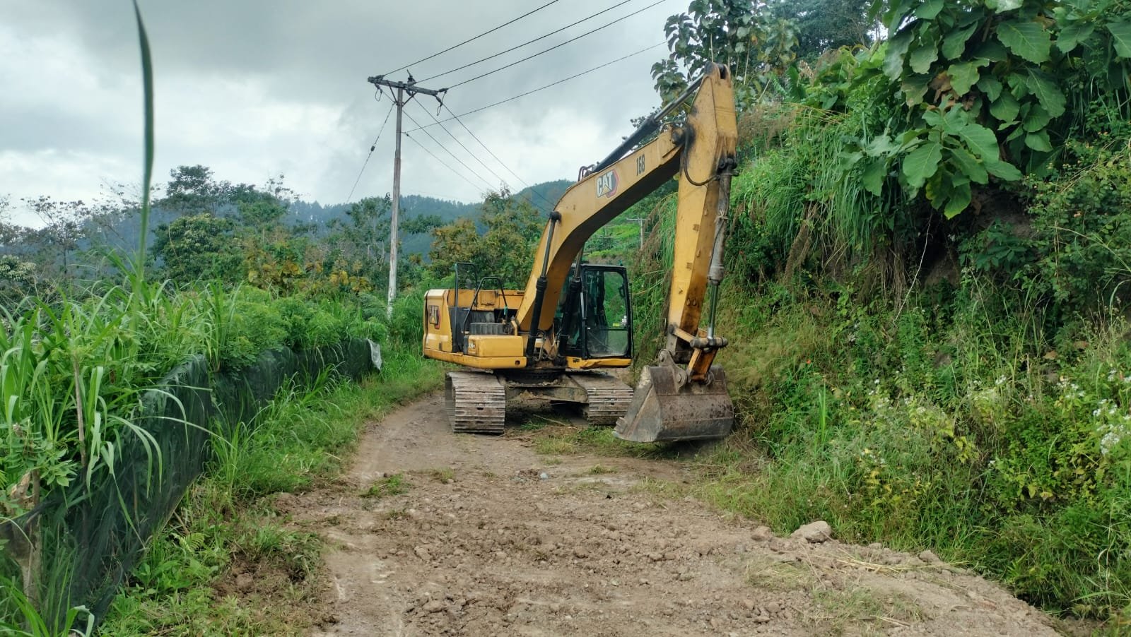 Excavator Maksimalkan Peningkatan Jalan, Satgas TMMD ke-129 Kodim 1407/Bone Kejar Target Pekerjaan
