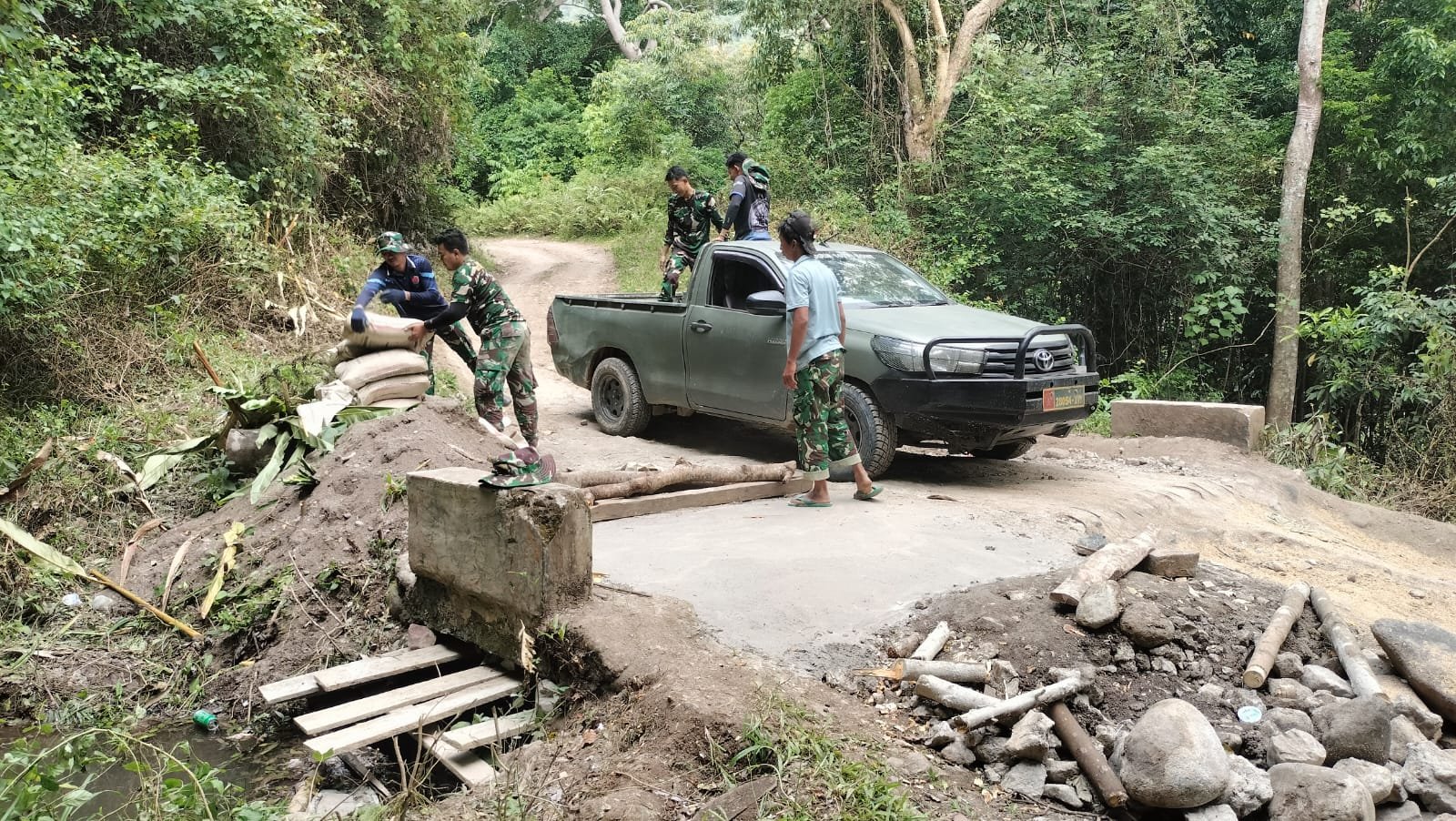 Pelansiran Material Dikebut, Satgas TMMD ke-129 Kodim 1407/Bone Percepat Perbaikan Dekker Titik 4