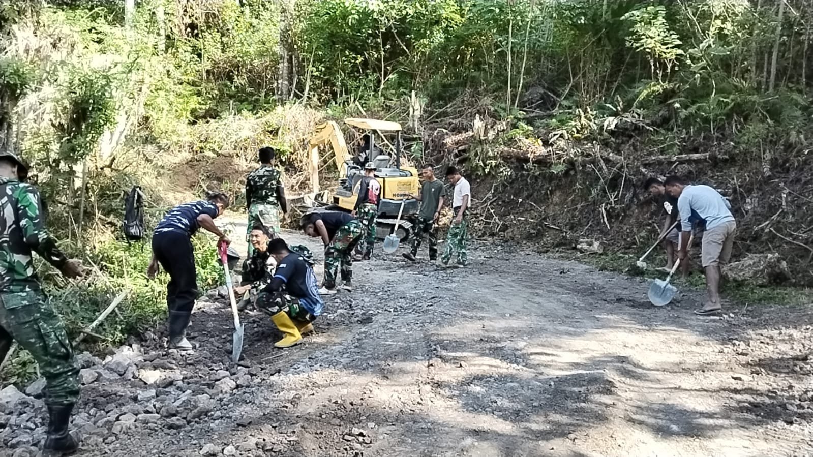 Gotong Royong Ratakan Timbunan Jalan, Satgas TMMD ke-129 dan Warga Perkuat Akses Desa