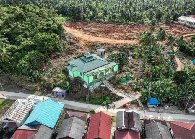 Satgas TMMD Ke-129 Lakukan Pengecatan Ulang Dinding Masjid di Desa Polewali Agar Lebih Tahan Lama