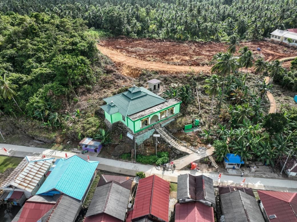 Satgas TMMD Ke-129 Lakukan Pengecatan Ulang Dinding Masjid di Desa Polewali Agar Lebih Tahan Lama