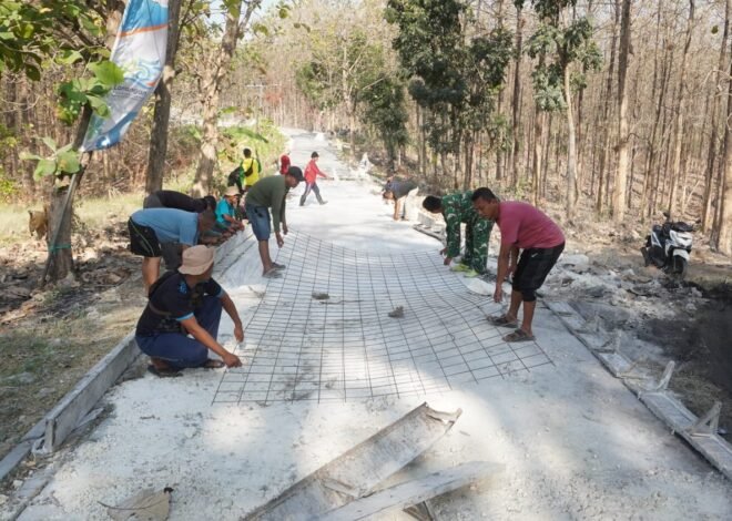 Bahu-Membahu Gelar Besi Wiremesh: Kala Satgas TMMD ke-129 dan Warga Desa Tlemang Merajut Asa Jalan Mulus