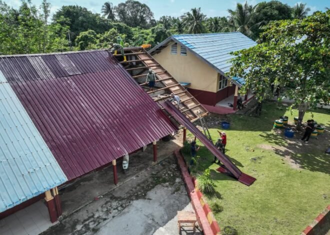 Tanpa Rasa Takut, Satgas TMMD Bersama Masyarakat Panjat Atap Sekolah Demi Menuntaskan Pemasangan Seng