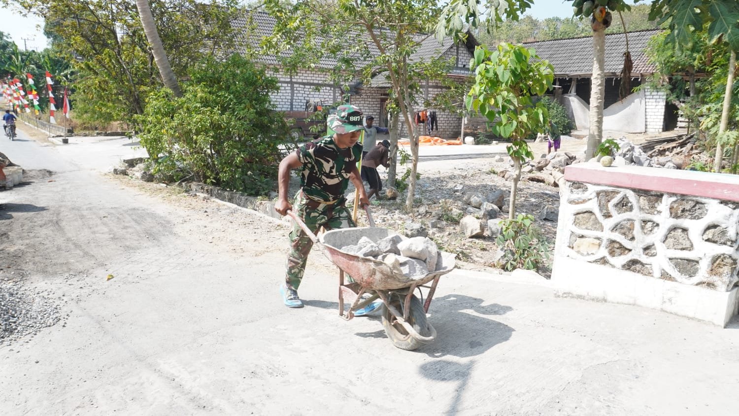 ​Bahu-Membahu Demi Perkembangan Desa: Satgas TMMD ke-129 Kodim 0812/Lamongan Pacu Pembangunan TPT Berbekal “Arko”