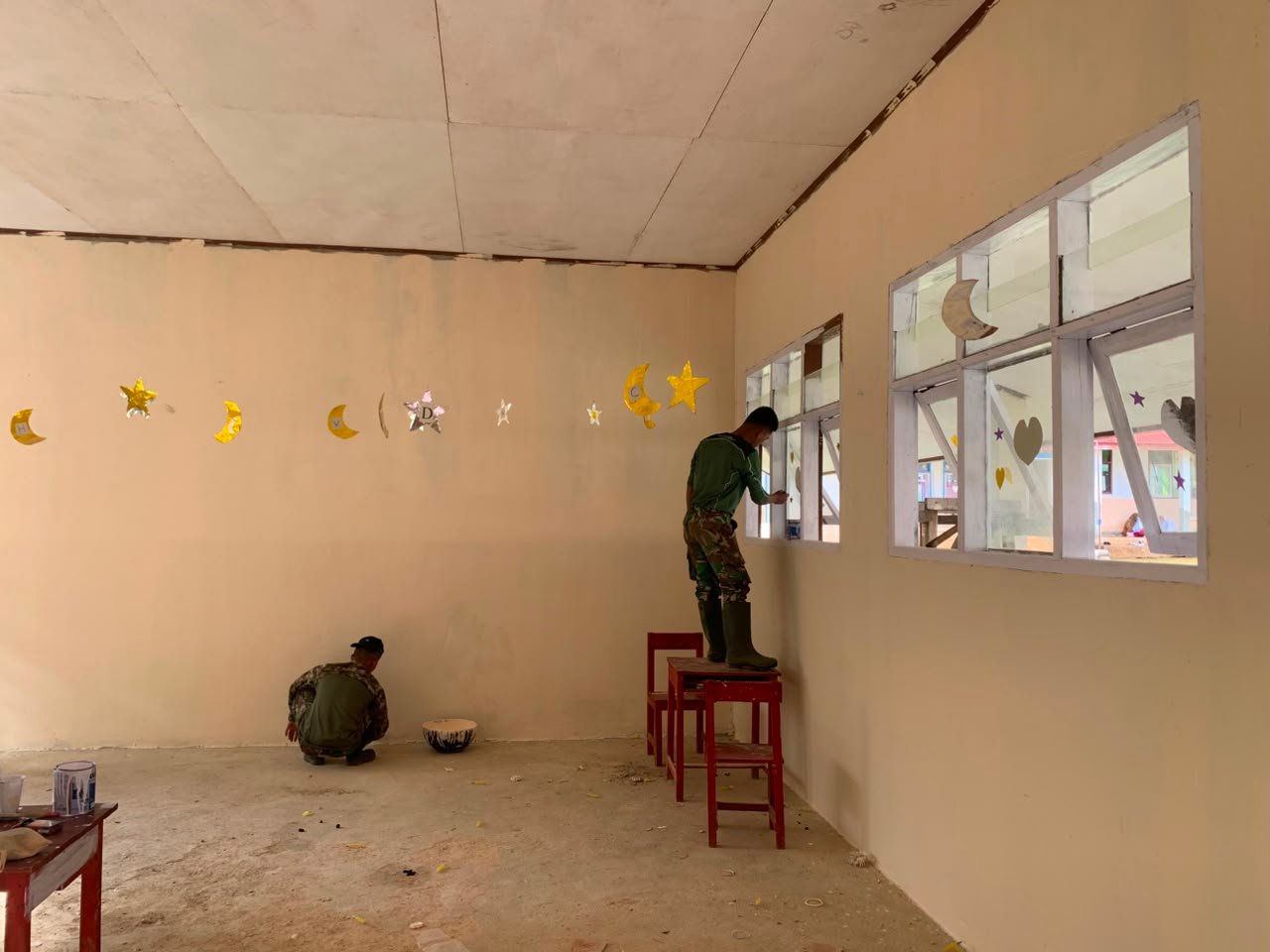 Satgas TMMD Ke-129 Laksanakan Pengecatan Ruang Kelas SD Negeri Polewali