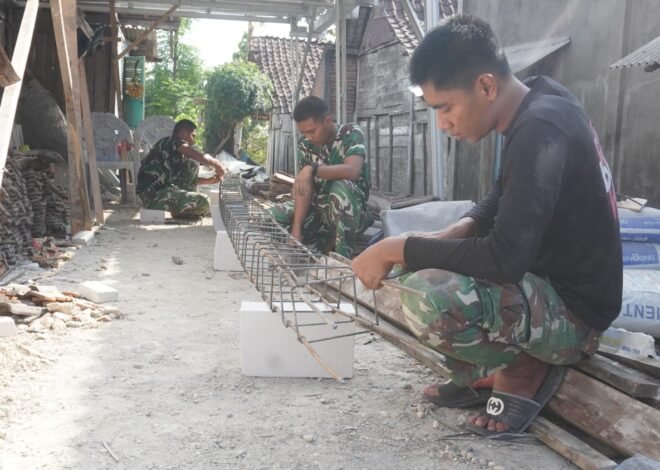 ​Kokohkan Impian Warga Desa Tlemang, Satgas TMMD ke-129 Kodim 0812/Lamongan Terampil ‘Ram’ Besi Begel Tiang RTLH