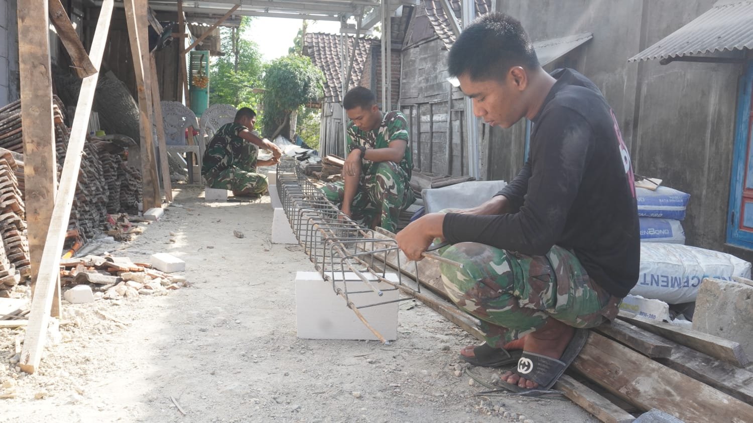 ​Kokohkan Impian Warga Desa Tlemang, Satgas TMMD ke-129 Kodim 0812/Lamongan Terampil ‘Ram’ Besi Begel Tiang RTLH
