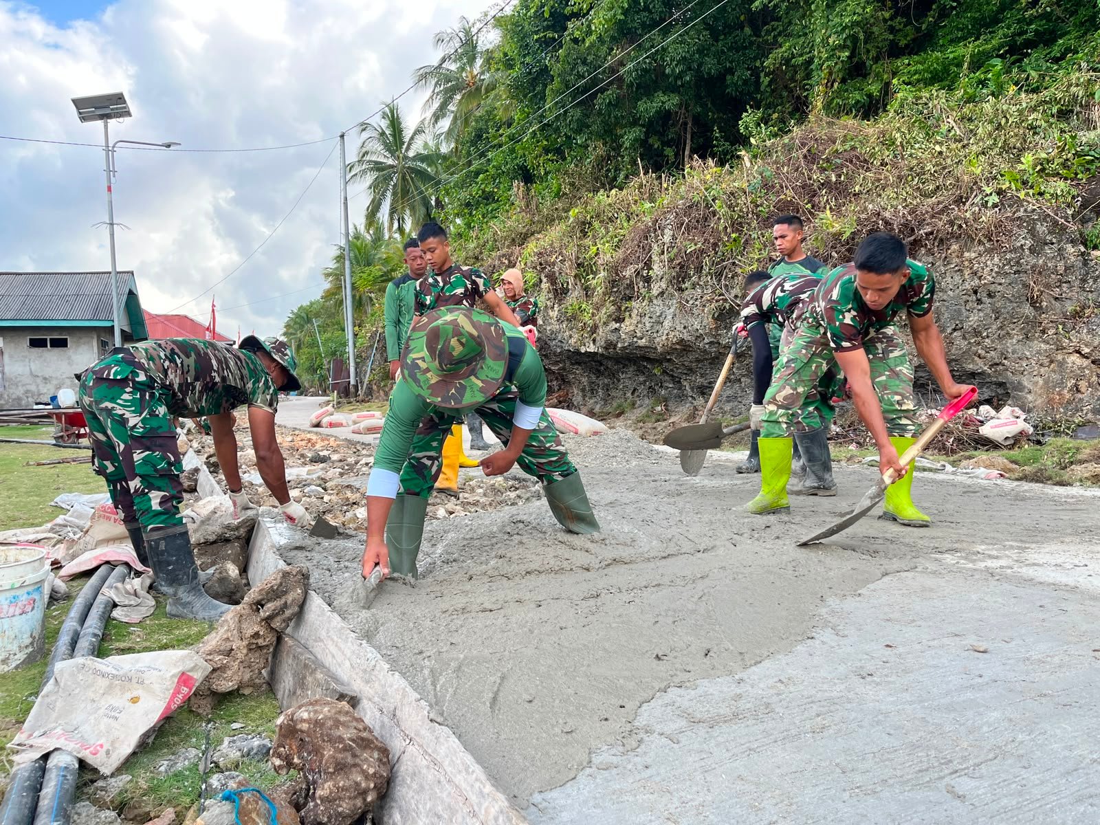 Tak Kenal Panas, Satgas TMMD Ke-129 Terus Kebut Pengecoran Rabat Beton di Desa Polewali