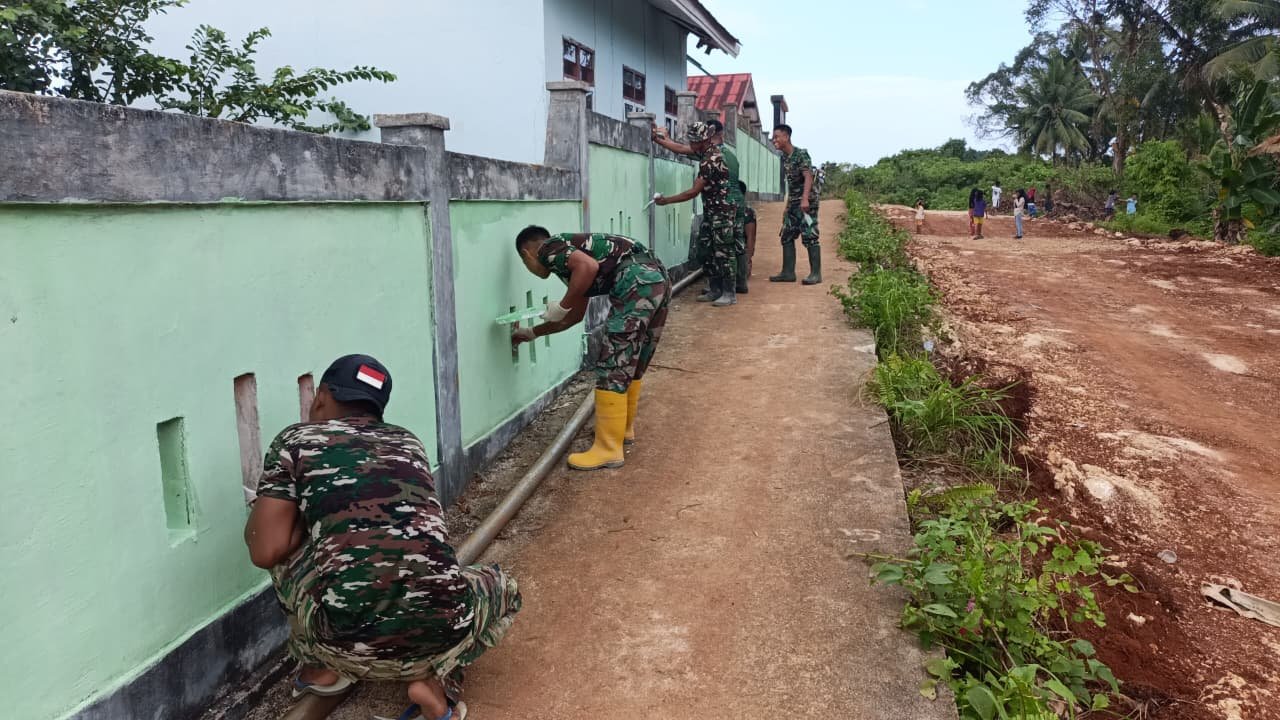 Satgas TMMD Ke-129 Laksanakan Pembenahan SD Negeri Polewali Melalui Pengecatan Pagar Sekolah