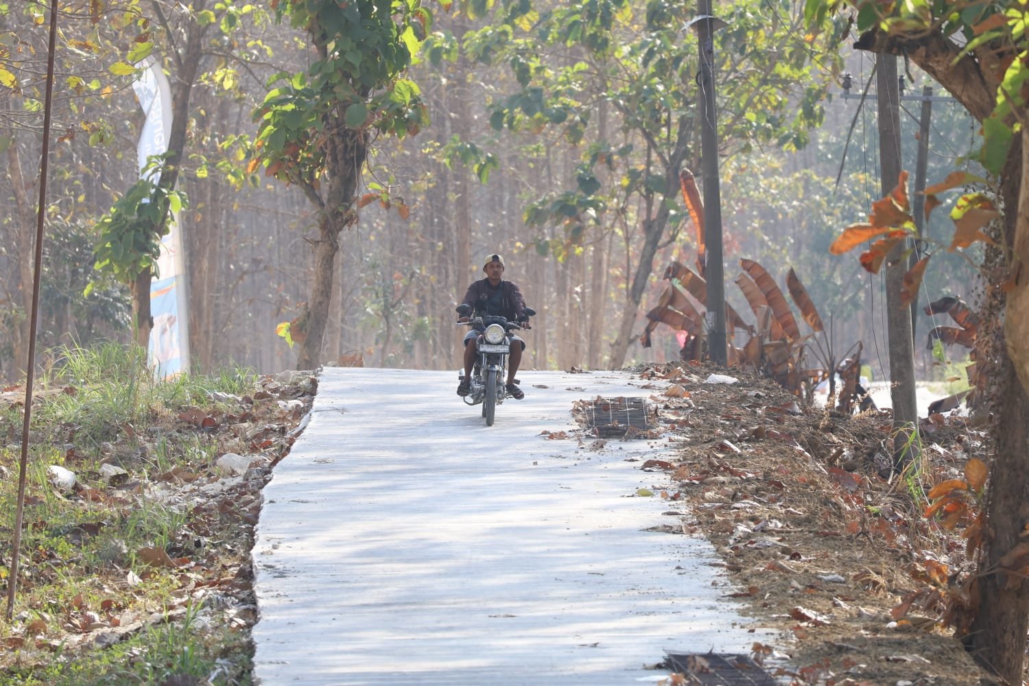 Senyum Bahagia Warga Desa Tlemang, Mulai Nikmati Mulusnya Jalan Rabat Beton Hasil Karya Satgas TMMD 129
