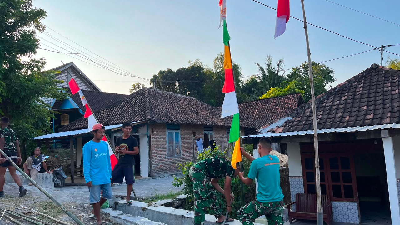 Riuh Canda Tawa Mewarnai Kemanunggalan Satgas TMMD 129 dan Warga Saat Pasang Umbul-Umbul Jelang HUT RI