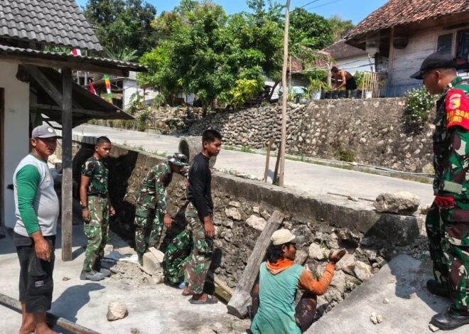 Pulihkan Pasokan Air, Danramil Ngimbang Kapten Arm Yusniadi Bersama Satgas TMMD 129 dan Warga Gali Ulang Saluran Pipa Terpendam Ke Dusun Bakon
