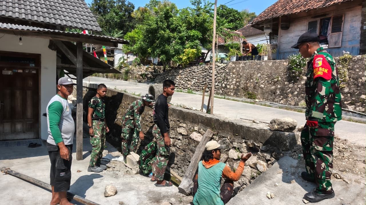 Pulihkan Pasokan Air, Danramil Ngimbang Kapten Arm Yusniadi Bersama Satgas TMMD 129 dan Warga Gali Ulang Saluran Pipa Terpendam Ke Dusun Bakon