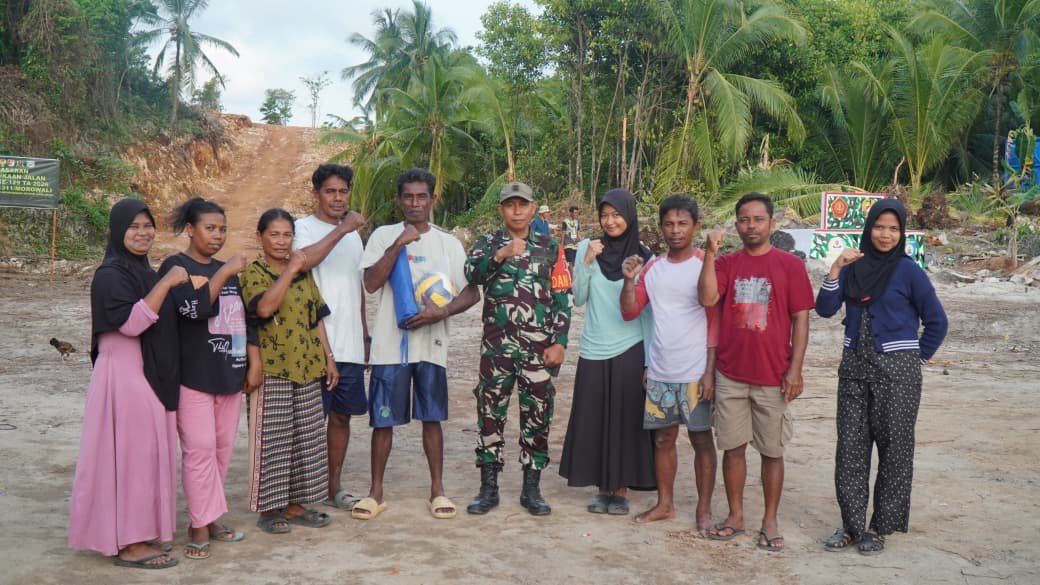 Dan SSK TMMD Ke-129 Bagikan Sarana Olahraga kepada Warga Desa Polewali