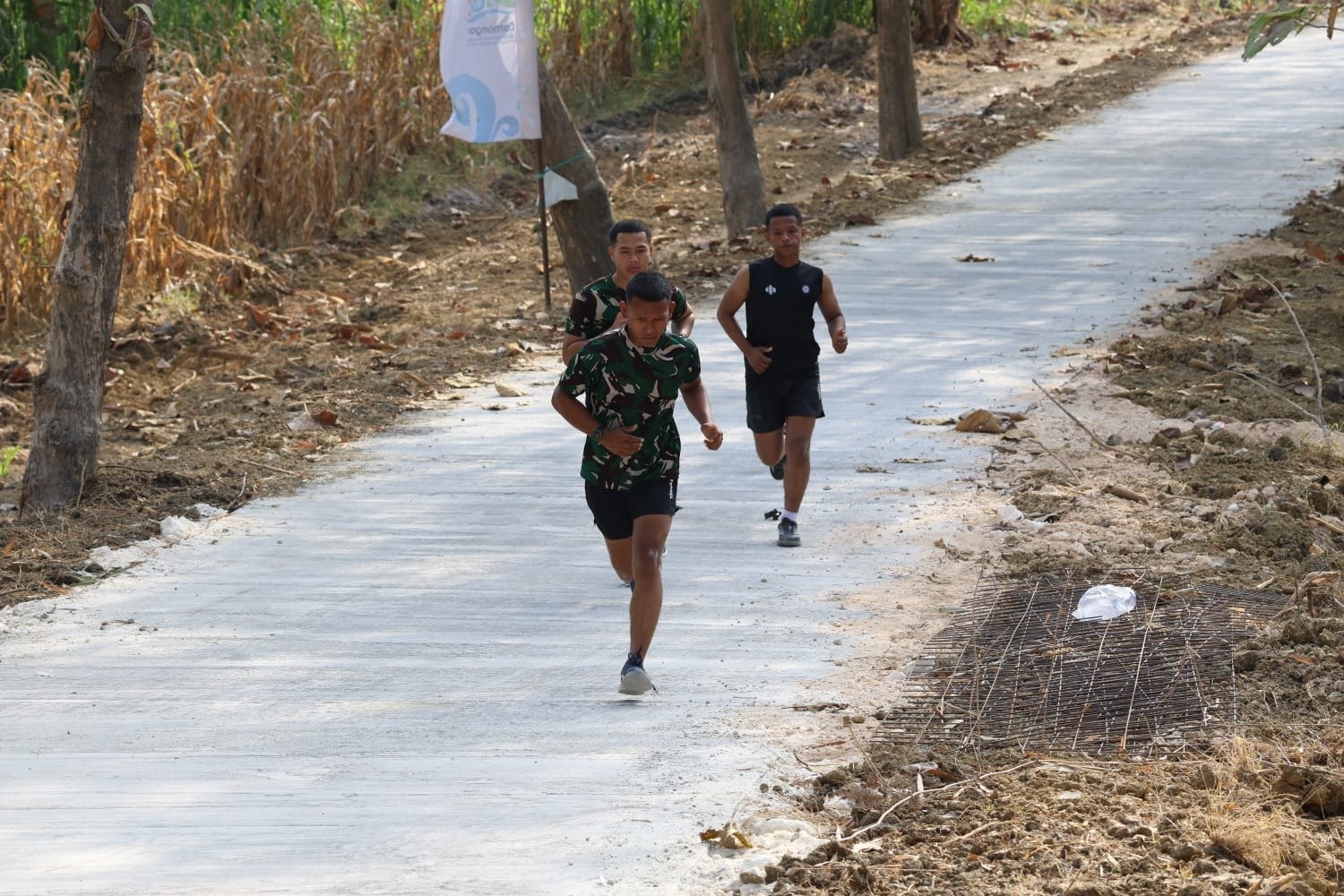 Jaga Kebugaran dan Stamina, Prajurit Satgas TMMD 129 Rutin Jogging Sore Usai Rampungkan Pengerjaan Fisik