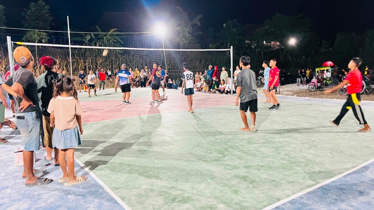 Hidupkan Suasana Malam, Lapangan Voli Karya Satgas TMMD 129 Jadi Hiburan Favorit Warga Desa Tlemang