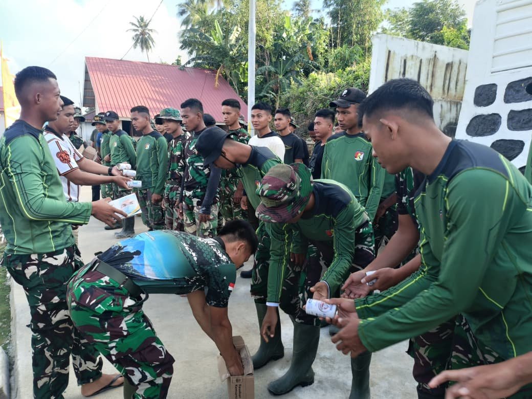 Komandan Satgas TMMD Ke-129 Bagikan Suplemen dan Masker untuk Jaga Kesehatan Personel