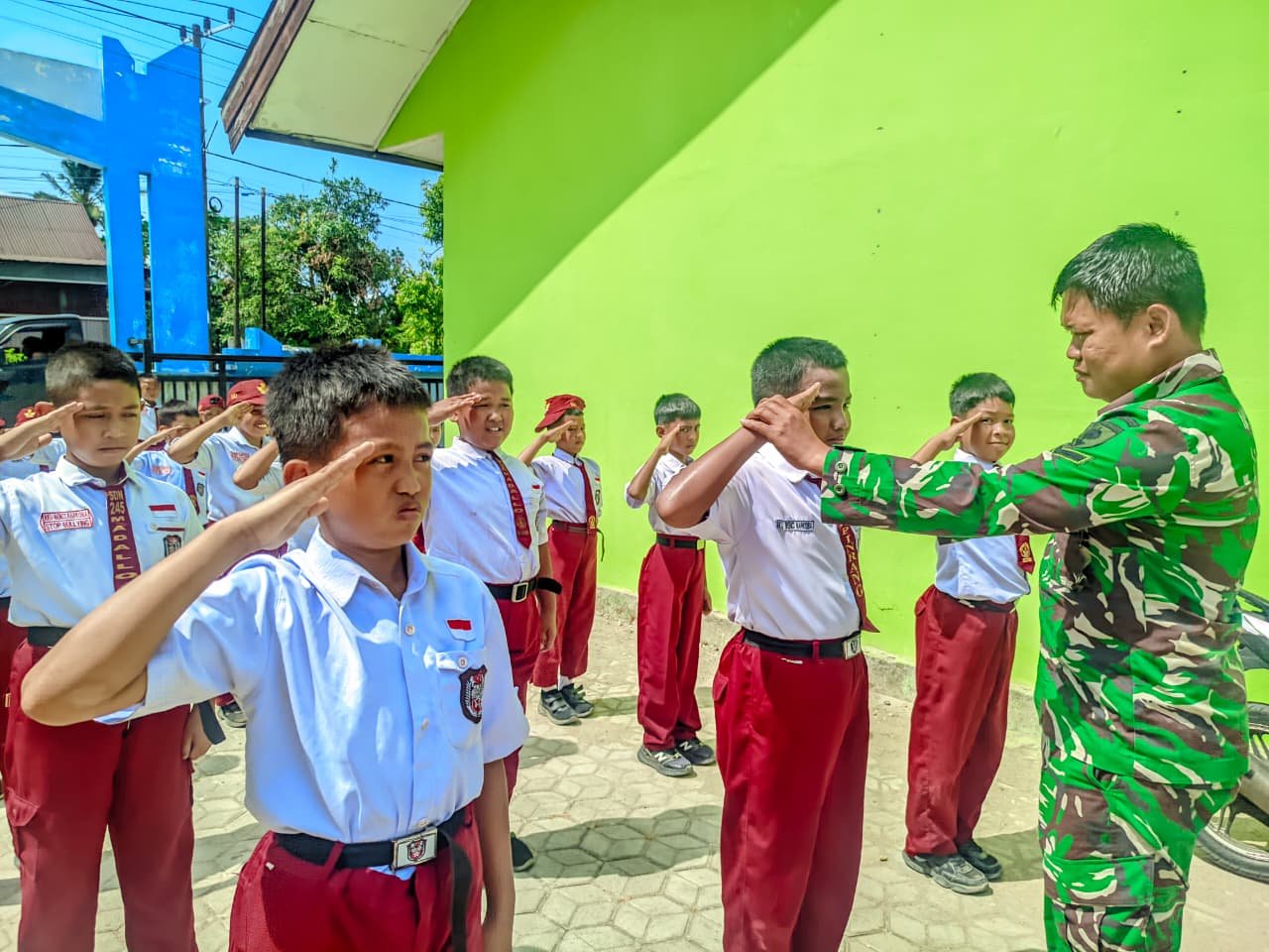 Sambut HUT Ke-81 RI, Satgas TMMD Ke-129 Kodim 1404/Pinrang Gembleng Disiplin Murid SDN 245 Pinrang Lewat Latihan PBB