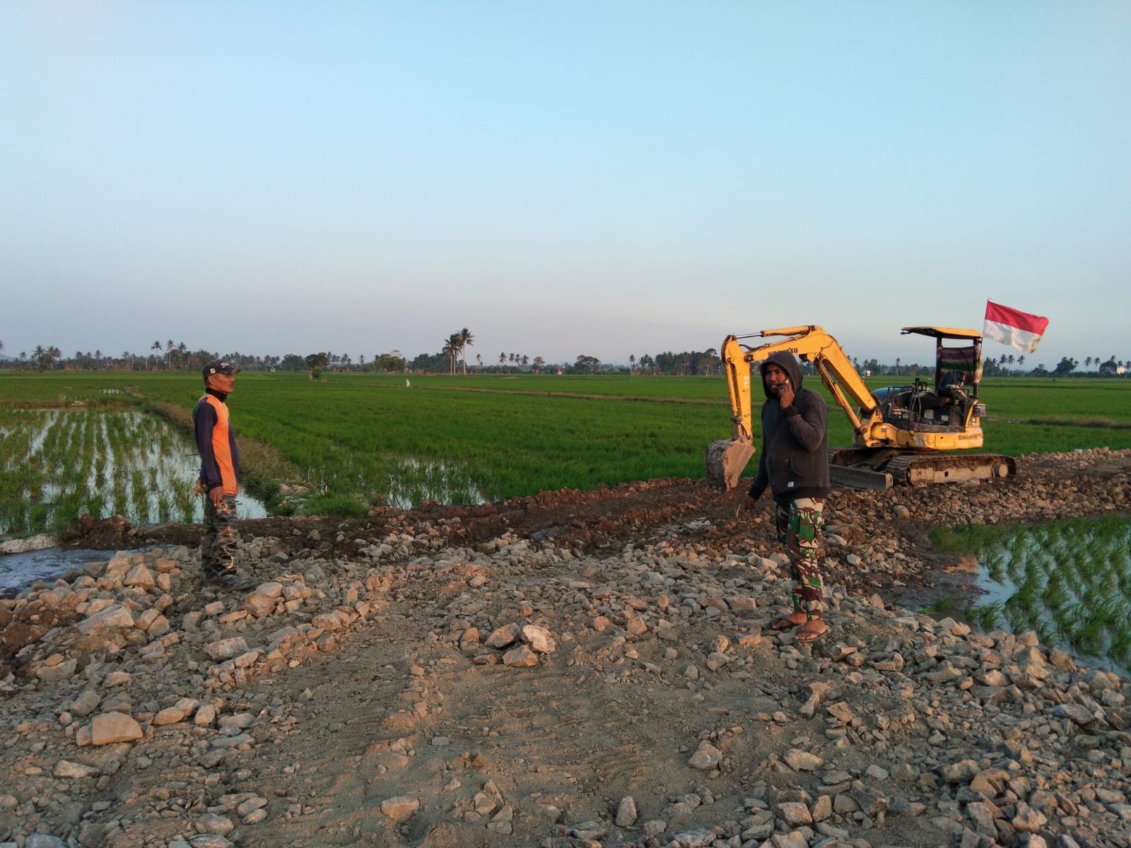 Bukan Sekadar Alat Berat, Excavator Berbendera Merah Putih Jadi Simbol Patriotisme di TMMD Ke-129 Kodim 1404/Pinrang