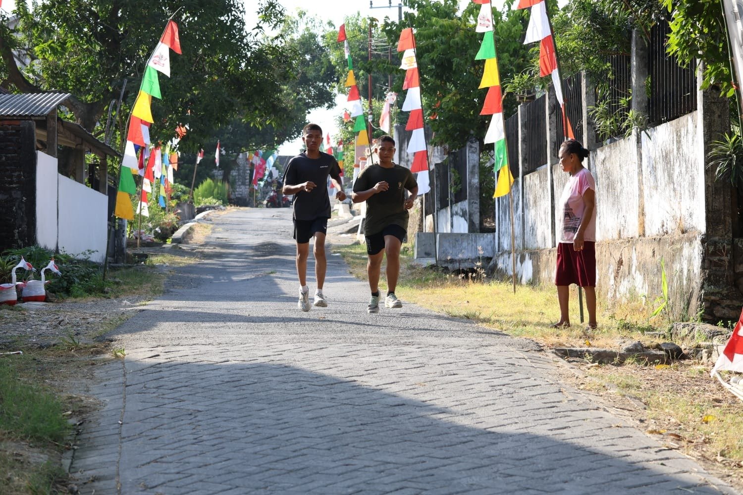​Di Luar Peluh Pembangunan: Anggota Satgas TMMD ke-129 Kodim 0812/Lamongan Jaga Kebugaran Lewat Joging Sore