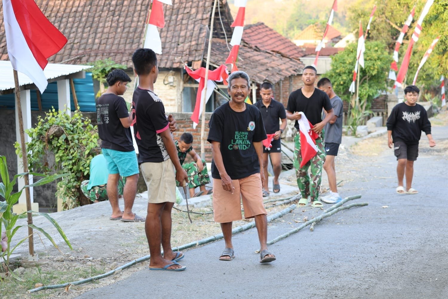 Merajut Senyum di Desa Pelosok: Ketika Semangat Kemerdekaan dan Gotong Royong TMMD 129 Kodim 0812/Lamongan Menyatu