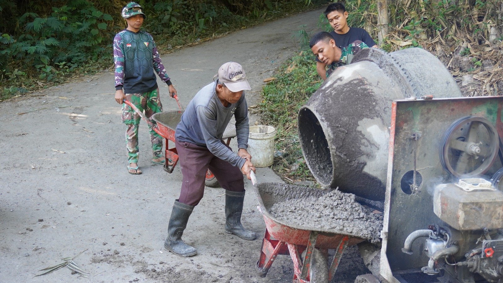 Kekompakan Satgas dan Warga Jadi Kunci Percepatan Rabat Beton TMMD Ke-129