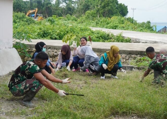 Ibu-ibu PKK Desa Umbele Antusias Ikuti Pembersihan Lingkungan Bersama Satgas TMMD Ke-129 Kodim 1311/Morowali