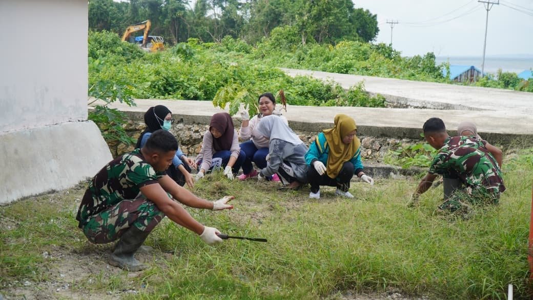 Ibu-ibu PKK Desa Umbele Antusias Ikuti Pembersihan Lingkungan Bersama Satgas TMMD Ke-129 Kodim 1311/Morowali