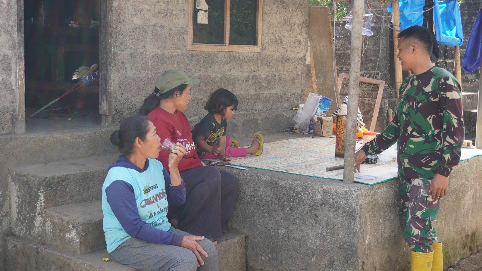 Kehangatan Kebersamaan Satgas TMMD dan Ibu-Ibu Desa Sekardadi Ciptakan Suasana Kekeluargaan