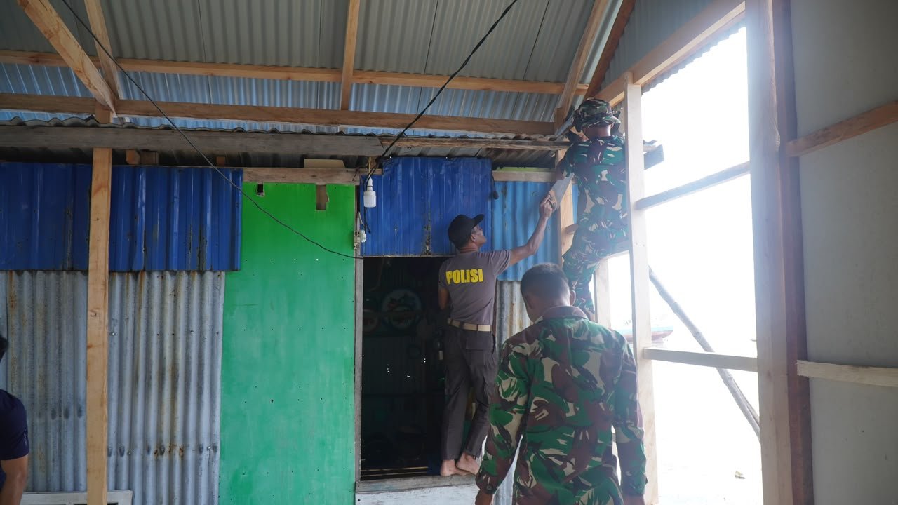 Sinergitas TNI, Polri, dan Masyarakat Warnai Renovasi RTLH Milik Ibu Syamsiah di Desa Umbele