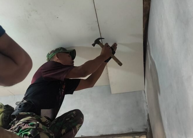 Rumah Semakin Nyaman, Satgas TMMD ke-129 Kodim 0620/Kab. Cirebon Tuntaskan Tahap Pemasangan Plafon RTLH Ibu Wartiyem