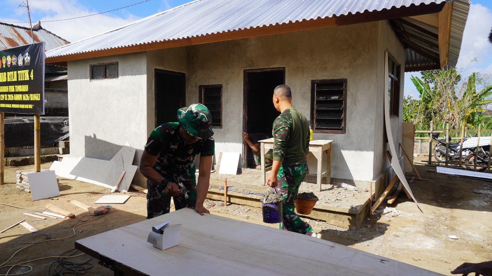 Gotong Royong Satgas dan Warga Percepat Pengerjaan Plafon RTLH Jelang Penutupan TMMD