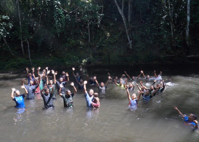 Kebersamaan Satgas TMMD Ke-129 dan Warga di Air Terjun Kampung Sesor, Wujud Kemanunggalan TNI dengan Rakyat yang Semakin Erat
