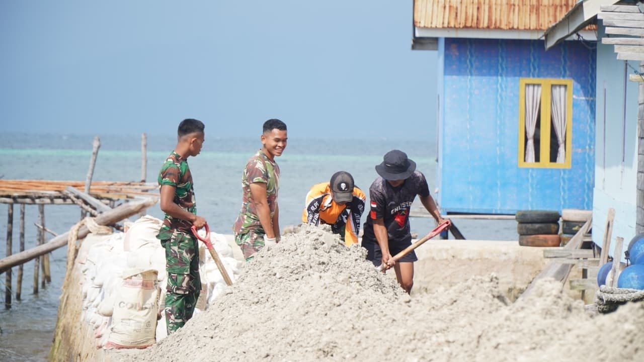 Material Pasir Diangkut untuk Percepatan Pekerjaan Rabat Beton Jalan Desa Polewali