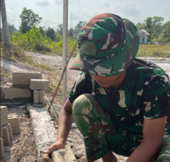 Gotong Royong Satgas TMMD dan Warga Percepat Penyelesaian Pos Kamling Desa Deniang
