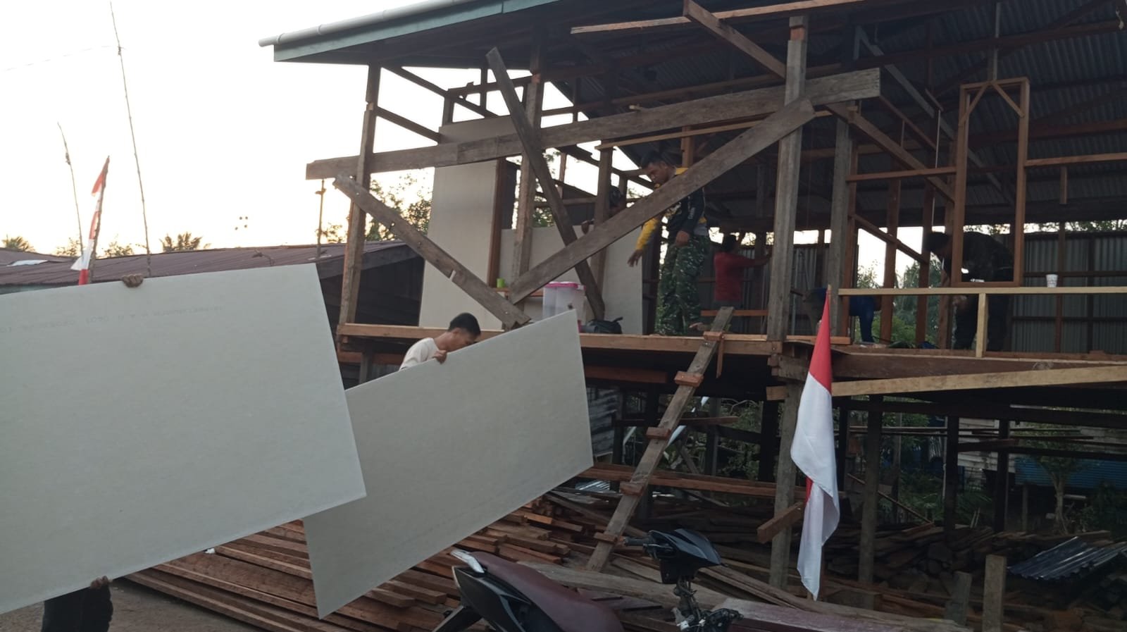 Genjot Rumah Pak Hamsah Hingga Malam Hari, Satgas TMMD Komitmen Rampung Sebelum Target