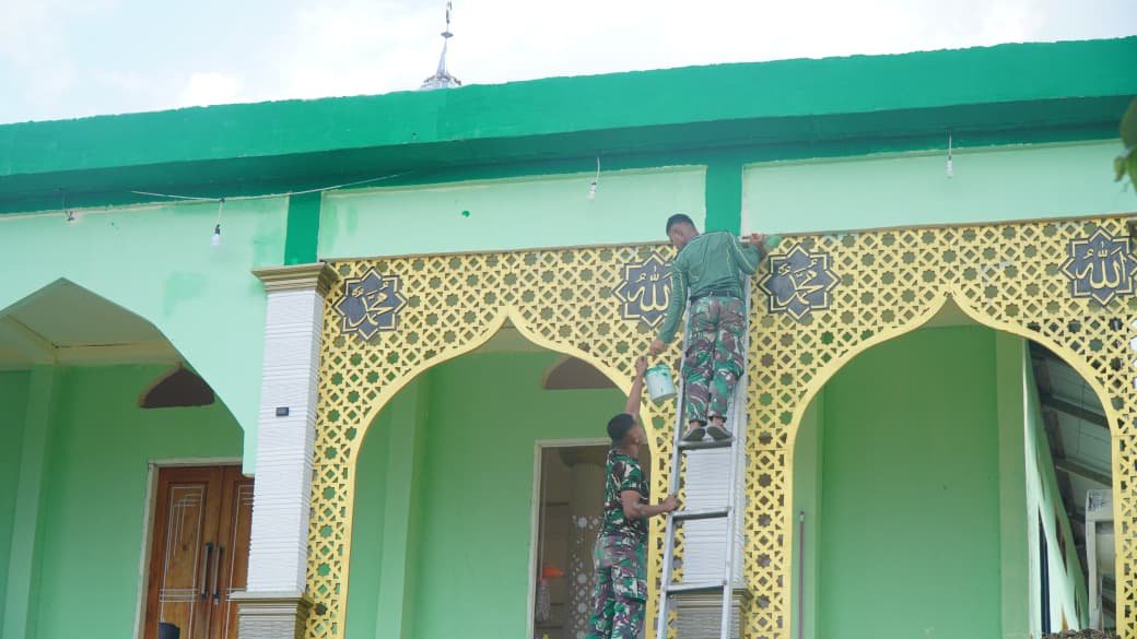 Pengecatan Masjid Desa Polewali Terus Dikerjakan Satgas TMMD