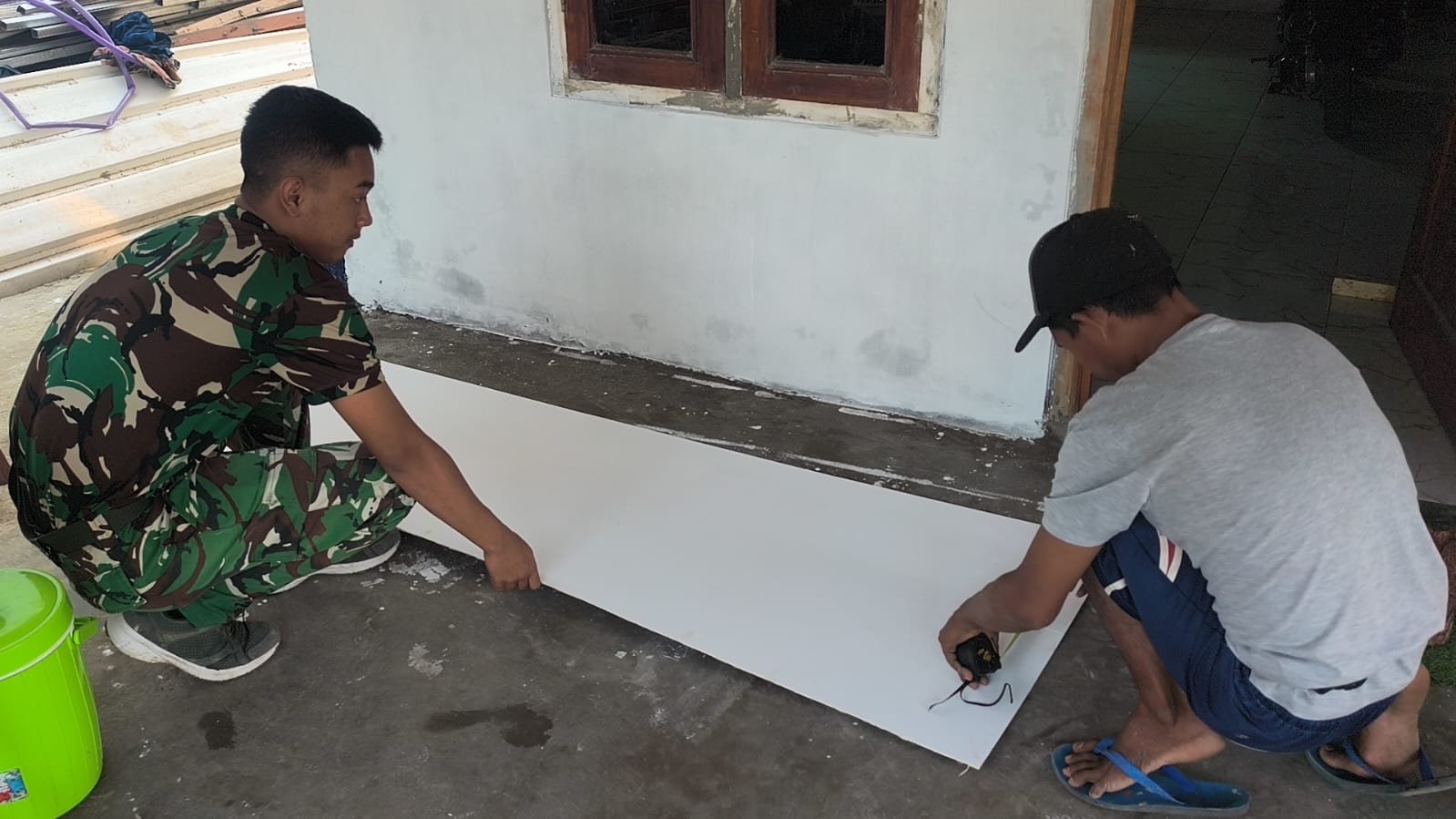 Tahapan Demi Tahapan Diselesaikan, Pemasangan Plafon Rumah Ibu Wartiyem Percepat Penyelesaian Rehab RTLH TMMD ke-129 Kodim 0620/Kab. Cirebon