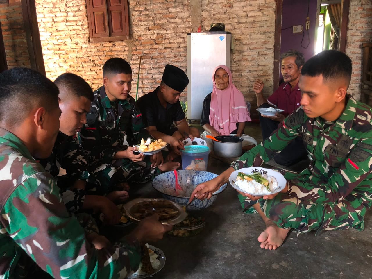 Jejak Kebaikan TMMD ke-129: Menyatu dalam Kebersamaan dan Hidangan Sederhana Warga.