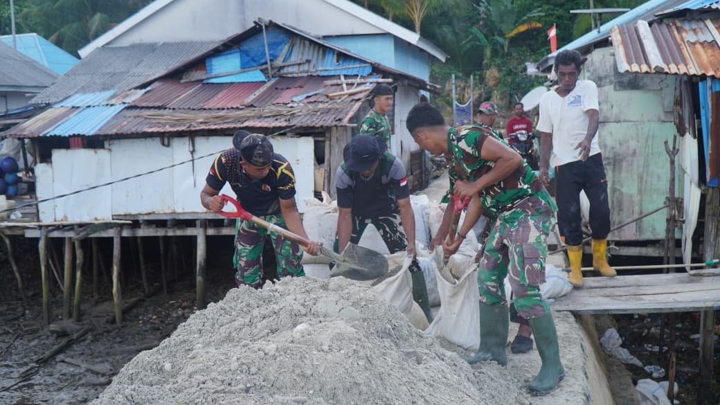 Satgas TMMD Ke-129 Angkut Material Pasir untuk Pembangunan Rabat Beton di Desa Polewali
