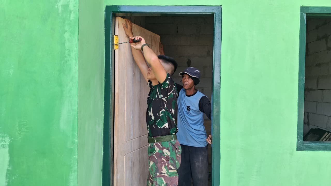 TMMD Ke-129 Wujudkan Impian Masyarakat, RTLH Milik Sandri Masuki Tahap Pemasangan Pintu