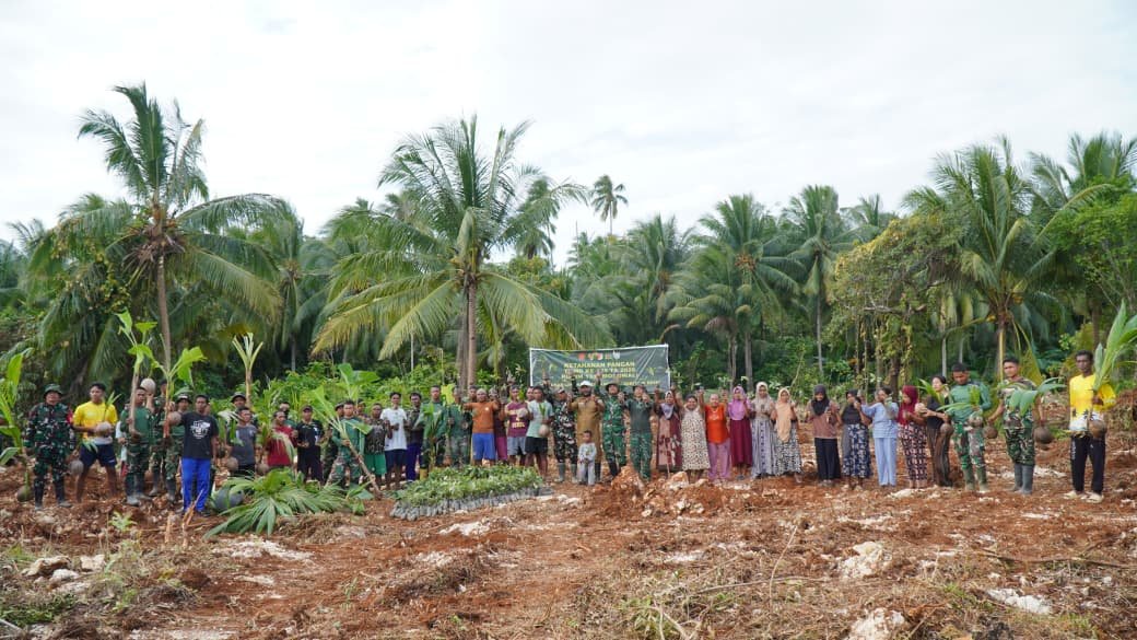 Masyarakat Desa Polewali Antusias Ikuti Penanaman Bibit Ketahanan Pangan Bersama Satgas TMMD Ke-129