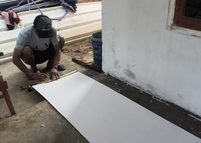 Selangkah Menuju Rumah Layak Huni, Pemasangan Plafon RTLH Ibu Wartiyem Jadi Progres Penting TMMD ke-129 Kodim 0620/Kab. Cirebon