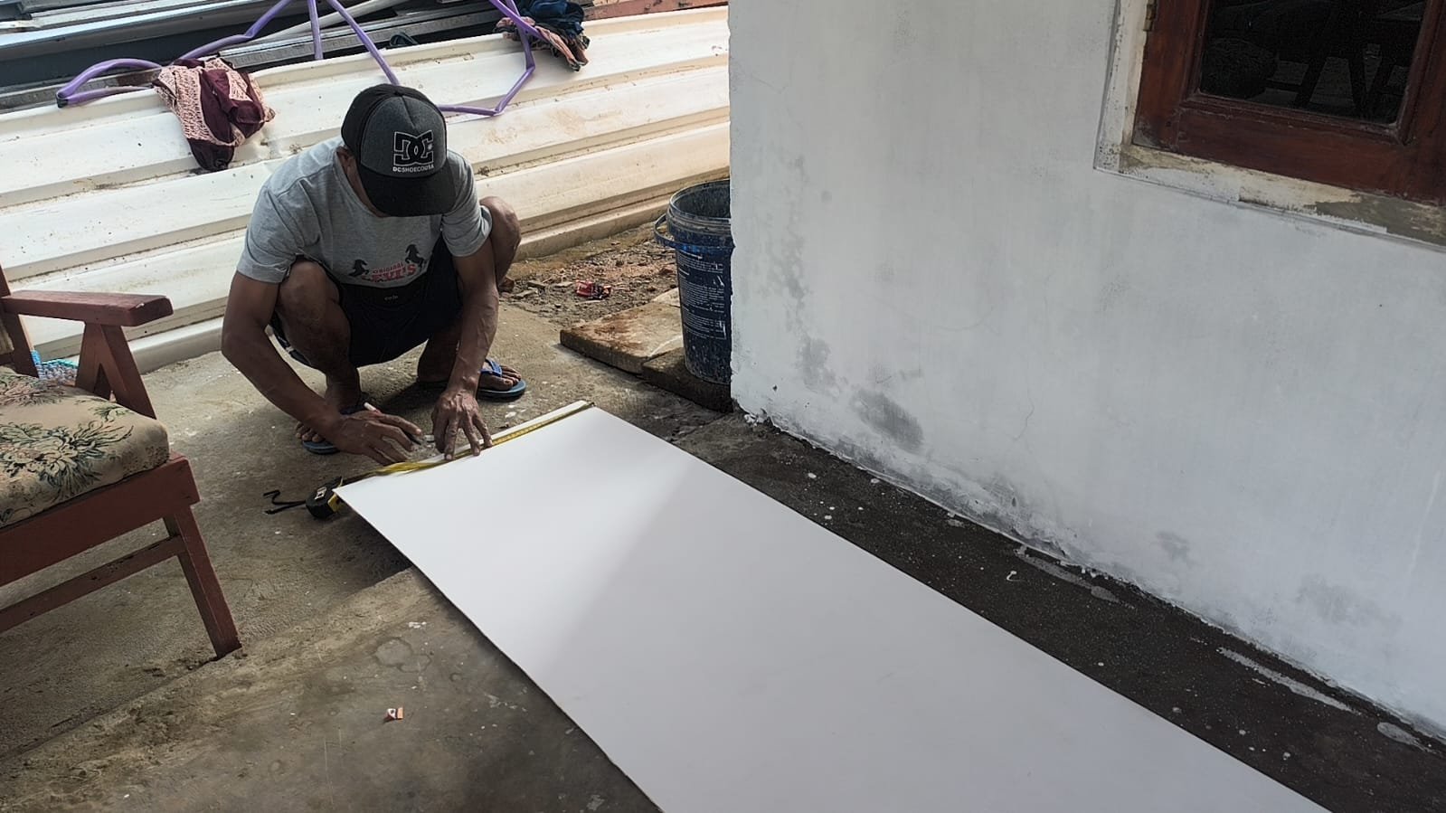 Selangkah Menuju Rumah Layak Huni, Pemasangan Plafon RTLH Ibu Wartiyem Jadi Progres Penting TMMD ke-129 Kodim 0620/Kab. Cirebon