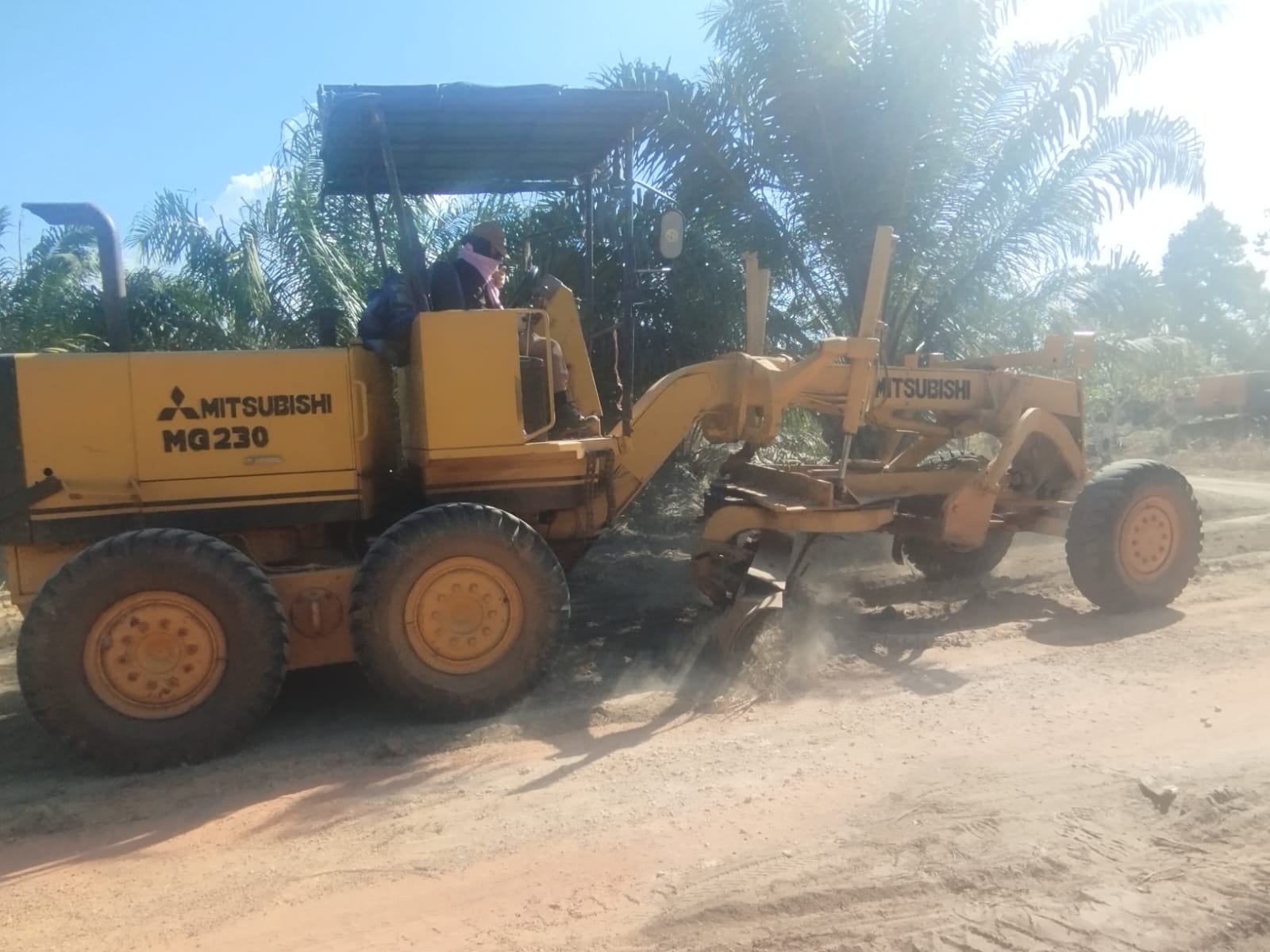 Grader Mulai Beroperasi, Pembangunan Jalan TMMD Ke-129 Bangka Masuki Tahap Perataan