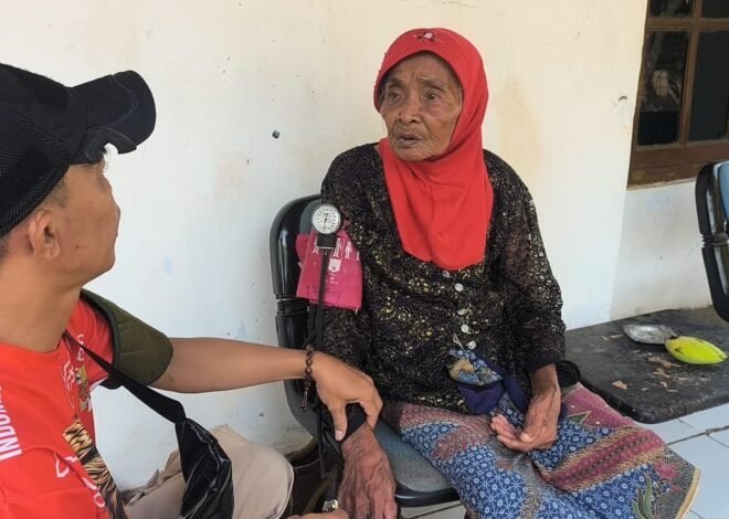 Hadir hingga Pintu Rumah, Pelayanan Kesehatan Satgas TMMD ke-129 Kodim 0620/Kab. Cirebon Beri Kepedulian Nyata bagi Warga Luwung Kencana