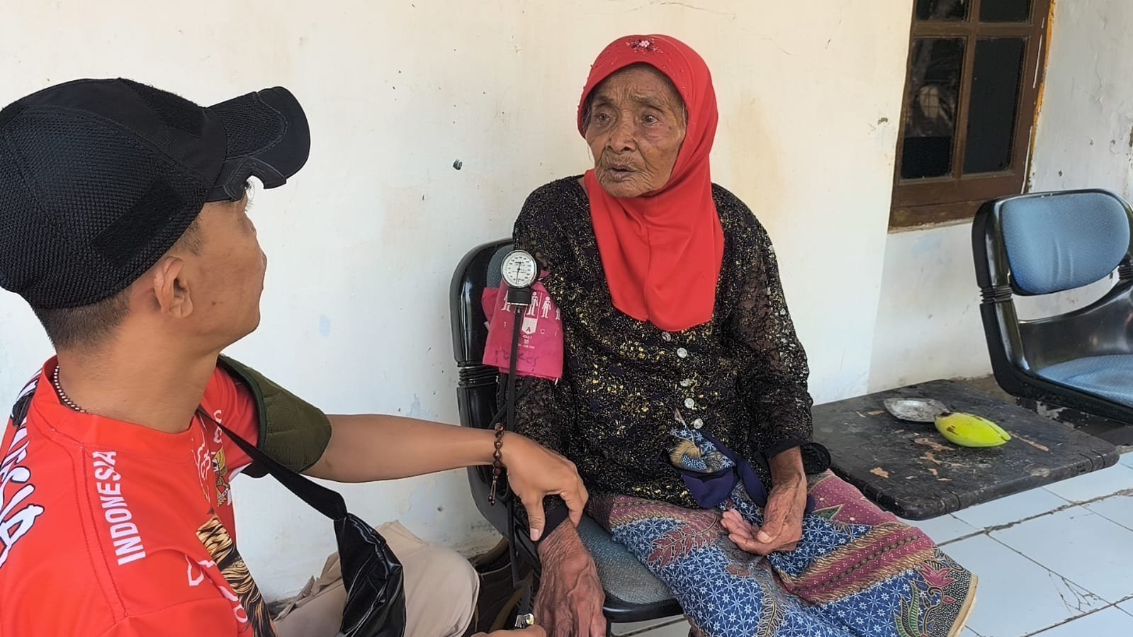 Hadir hingga Pintu Rumah, Pelayanan Kesehatan Satgas TMMD ke-129 Kodim 0620/Kab. Cirebon Beri Kepedulian Nyata bagi Warga Luwung Kencana