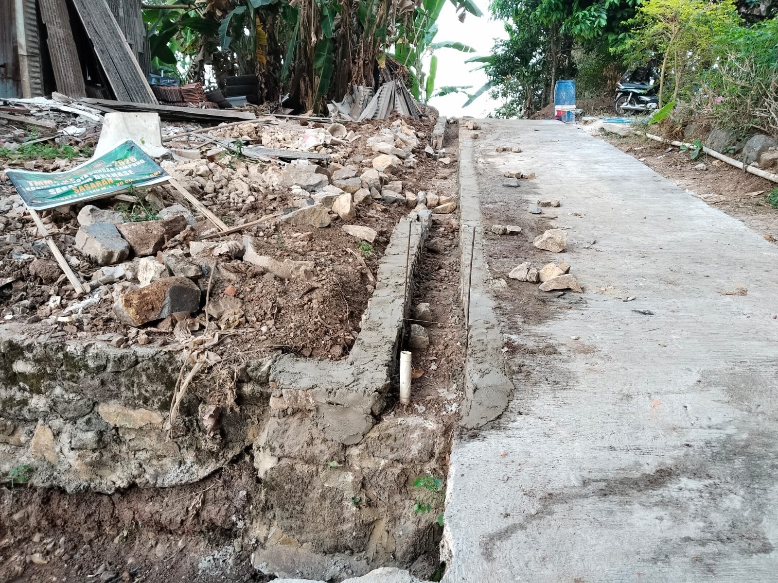 Satgas TMMD Ke-129 Kodim 0410/KBL Percepat Pembangunan Jalan Rabat Beton dan Renovasi Mushola Baitul Saudah Demi Meningkatkan Kesejahteraan Masyarakat