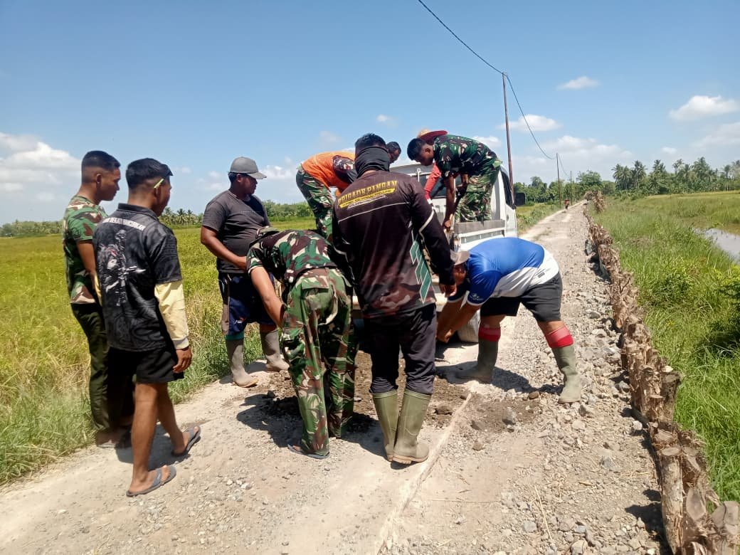 Gotong Royong Satgas dan Warga Percepat Penimbunan Badan Jalan TMMD Ke-129